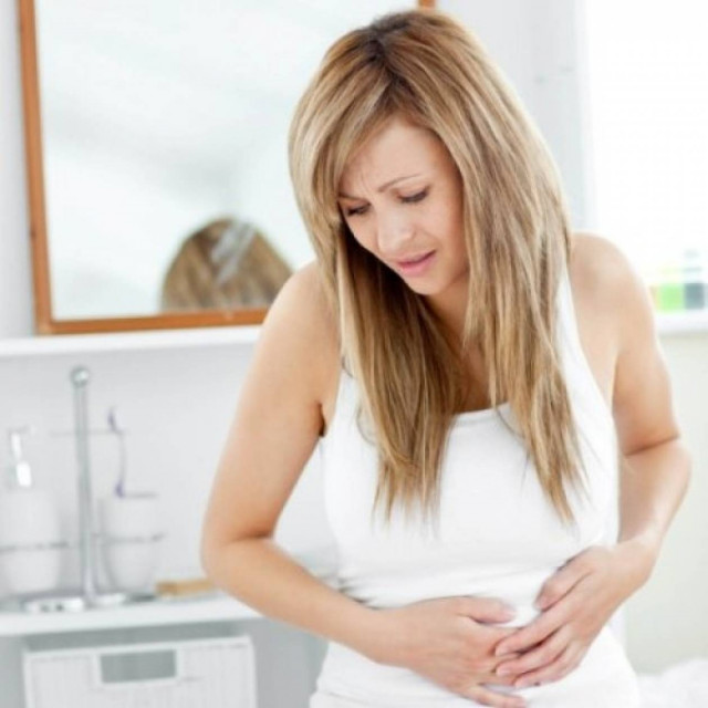 Πόνοι στο στομάχι: Τι μπορεί να σημαίνουν;