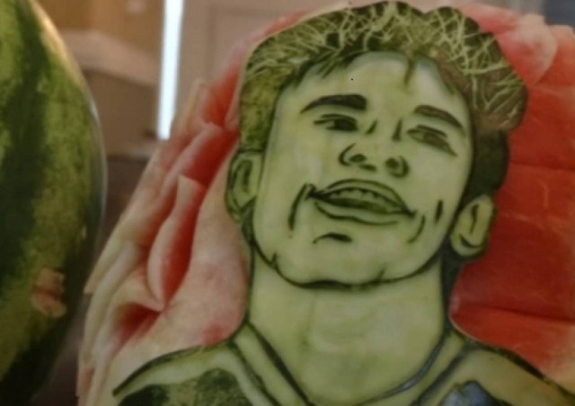 Καρπούζια με τη... φάτσα των Μέσι και Νεϊμάρ (vid)