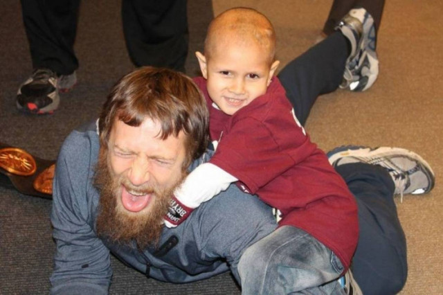 WWE: Συγκλονιστικό αφιέρωμα για παιδάκι που «έφυγε» (video)