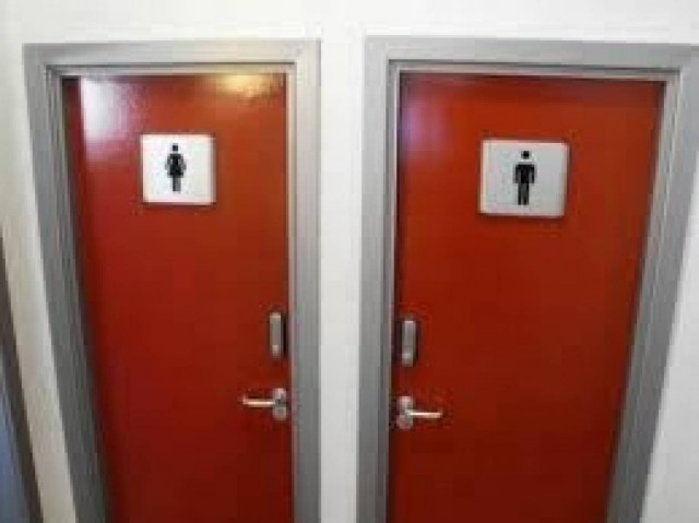 Πήγε στις τουαλέτες και... βγήκε πλούσιος! Δείτε τι βρήκε