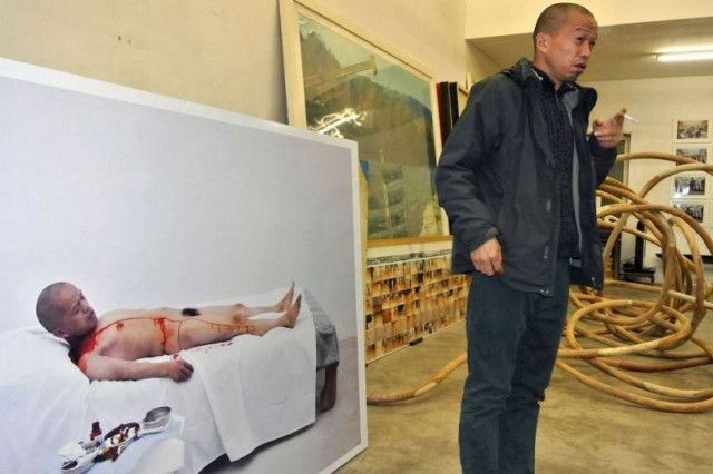 Κινέζος θυσίασε το πλευρό του στο βωμό της τέχνης! (photos)