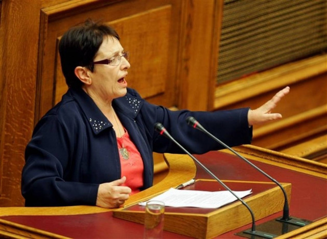 Παπαρήγα: O Τσίπρας θα σηκώσει τα φουστάνια της Μέρκελ