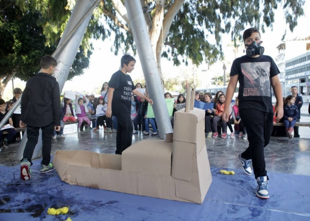 Κρήτη: Μαθητές ντυμένοι στα μαύρα γέμισαν την πλατεία Ελευθερίας (pics)