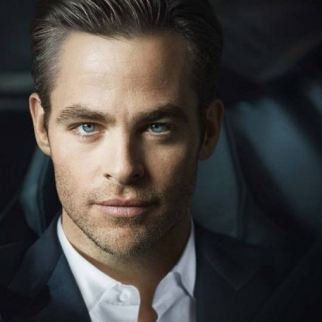 Τι φοράει ο άντρας Armani όταν βγάζει το σμόκιν;