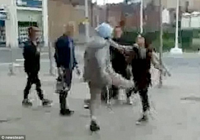 Νεαρή γυναίκα επιτέθηκε σε ηλικιωμένο με κλωτσιές! (pics+ video)