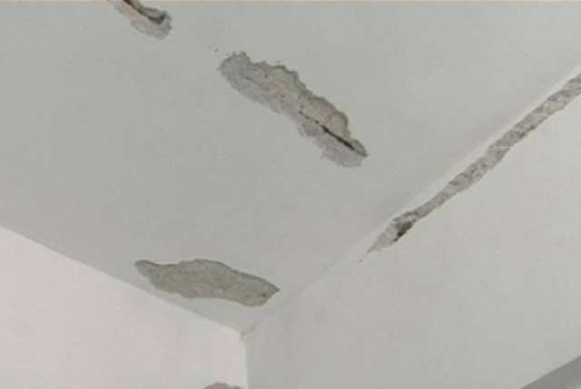 Έπεσαν σοβάδες στα κεφάλια μαθητών