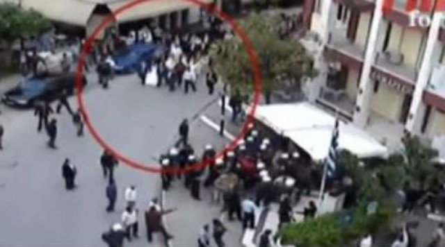 Άγρια επεισόδια αντιεξουσιαστών-χρυσαυγιτών μπροστά στη νύφη!