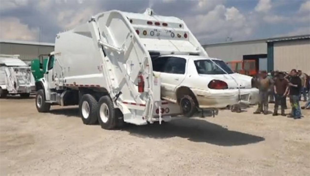 Απορριμματοφόρο συνθλίβει και «καταπίνει» ολόκληρο αυτοκίνητο (Video)