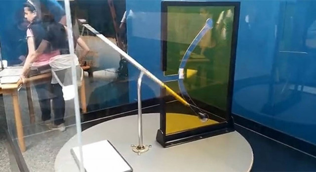 Πώς μια ίσια ράβδος μπορεί να περάσει από μια καμπυλωτή τρύπα (Video)