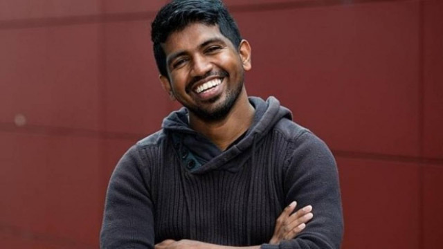 Βρήκε 100.000 δολάρια στις τουαλέτες, τα παρέδωσε και… του τα χάρισαν!