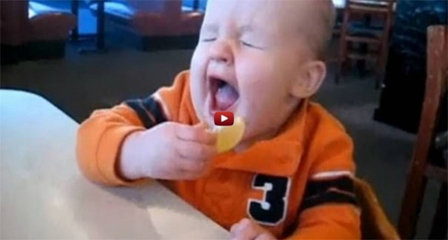 Μωρά δοκιμάζουν λεμόνι για πρώτη φορά (Video)
