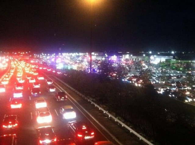 Πανικός σε εμπορικό κέντρο μετά από αλλεπάλληλες εκρήξεις... ελαστικών!