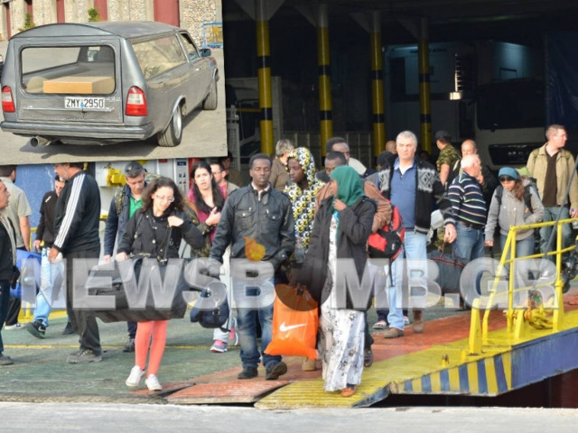 Έφτασαν στον Πειραιά οι διασωθέντες μετανάστες (photos&videos)