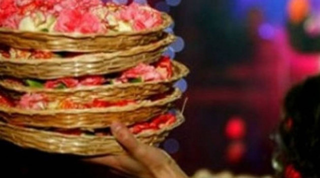 Αρχιφύλακας πωλούσε λουλούδια σε πίστες και πανηγύρια