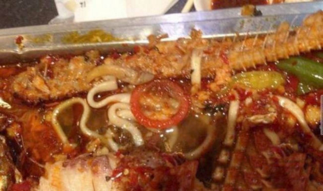 Νόμιζαν ότι έτρωγαν καλαμάρι αλλά αυτό ήταν... προφυλακτικό! (pic)