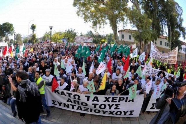 Κύπρος: Έξω από το Προεδρικό Μέγαρο οι συνταξιούχοι