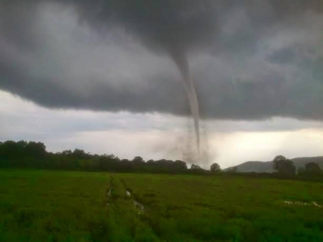 «Στον αέρα» ο Έβρος: Ο ανεμοστρόβιλος παρέσυρε τα πάντα (pics)