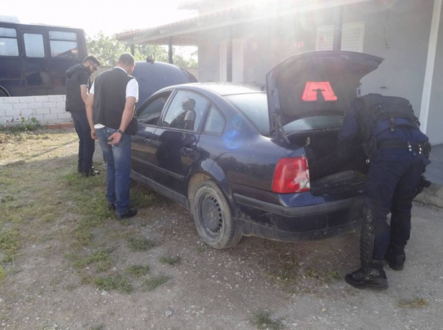 Βίντεο και φωτογραφίες από την αστυνομική επιχείρηση στα Μέγαρα