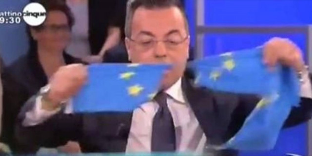 Βίντεο: Βουλευτής σκίζει on air την ευρωπαϊκή σημαία και φυσάει τη μύτη του