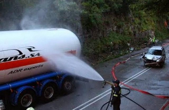 Θρίλερ με βυυτιοφόρο στην Εθνική Οδό Ιωαννίνων- Άρτας (pics)