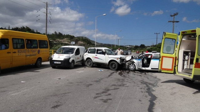 Ρόδος: Σοβαρό τροχαίο με 2 περιπολικά – Στο νοσοκομείο 2 παιδάκια