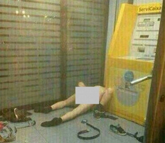 Δεν μπορούσαν να περιμένουν κι έκαναν σεξ στο... ΑΤΜ! (βίντεο)