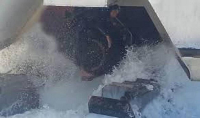 Ισπανία: Επίδοξος λαθρομετανάστης ταξίδευε στην προπέλα πλοίου! (video)