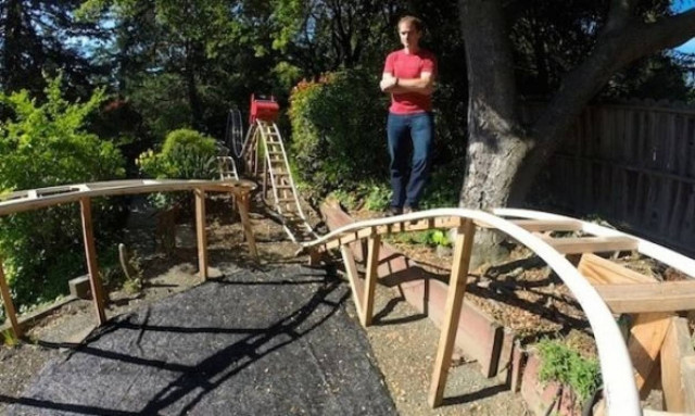 Έκανε το καλύτερο δώρο στα παιδιά του! Έφτιαξε αυτοσχέδιο ρόλερ κόστερ!