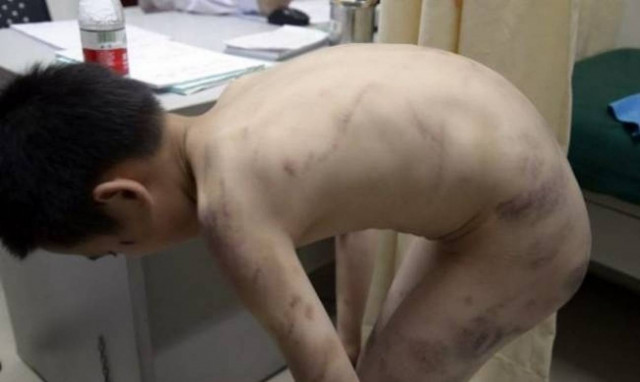 Εικόνες που σοκάρουν! Μητριά έδερνε το γιο της δεμένο!