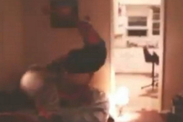 Σοκαριστικό! Έφηβος κλωτσά στο κεφάλι 8χρονο για μία τσίχλα! (vid)