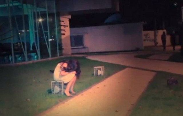 Ένα κορίτσι κλαίει μόνο του στον δρόμο και μετά...