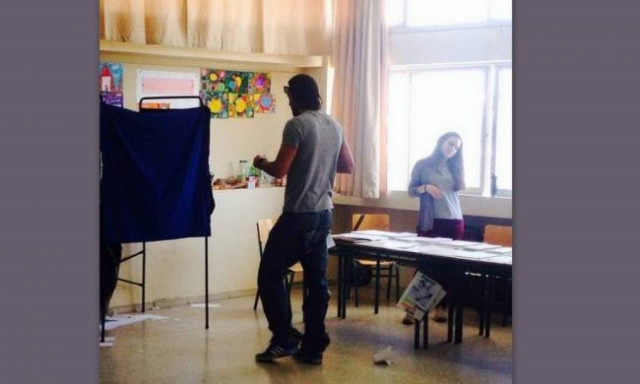 Εκλογές 2014: Του έβγαλε «παπαράτσι» φωτογραφία την ώρα που ψήφιζε
