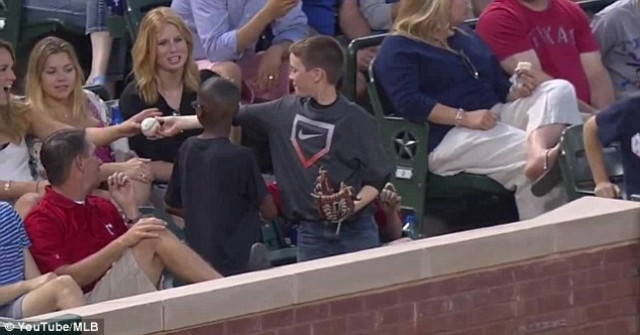 Βίντεο: Από μικρός στα... κόλπα - Τι έκανε ο πιτσιρικάς στην νεαρή κοπέλα;