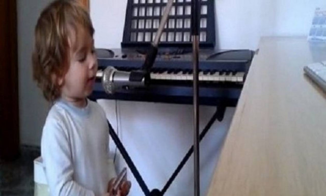 Αυτός ο 2χρονος τραγουδάει μπλουζ καλύτερα από επαγγελματία!