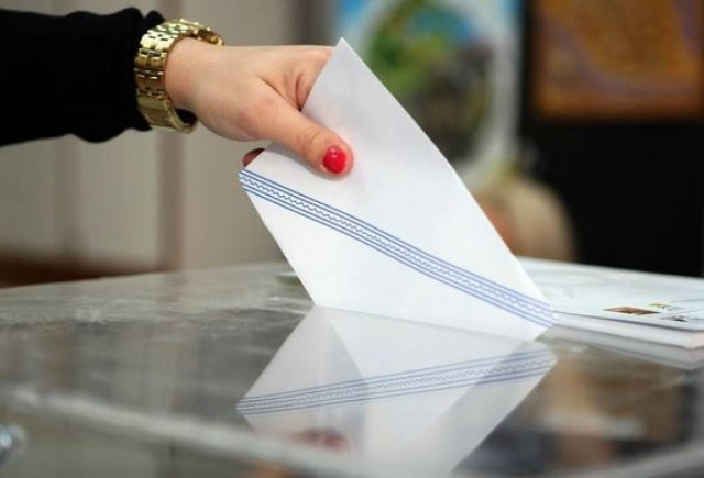 ΑΠΙΣΤΕΥΤΟ: Δείτε το - Βρέθηκε κόκκινο εσώρουχο μέσα στο ψηφοδέλτιο (pic)