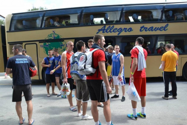 Χαλκιδική: Aπόβαση Σέρβων φοιτητών στην Ουρανούπολη (φωτό)