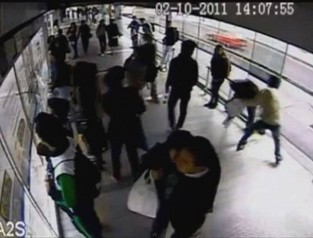 Κλέφτης αρπάζει το κινητό μιας γυναίκας και αμέσως τον χτυπάει λεωφορείο (Vid)