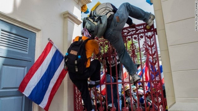 Ταϊλάνδη: Συνεχίζουν τις διαδηλώσεις παρά τον στρατιωτικό νόμο