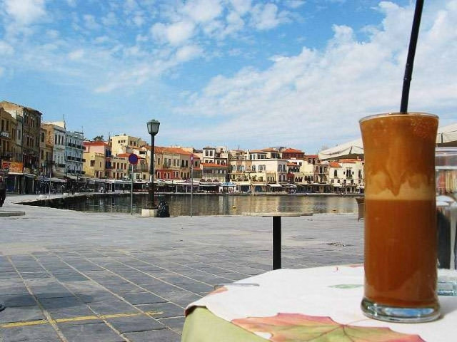 Πίνοντας φραπέ, δείτε τι άλλο πίνουμε και θα πάθετε πλάκα!