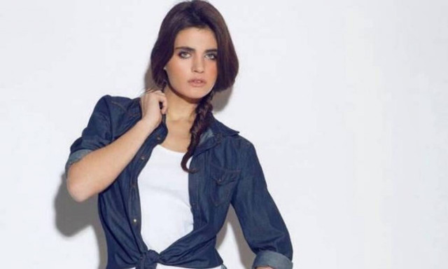 Είναι να μην την καμαρώνει τέτοια κόρη;