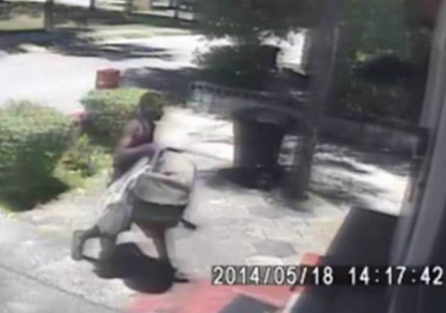 Ληστής επέστρεψε το μωρό, όχι όμως και το αυτοκίνητο (vid)