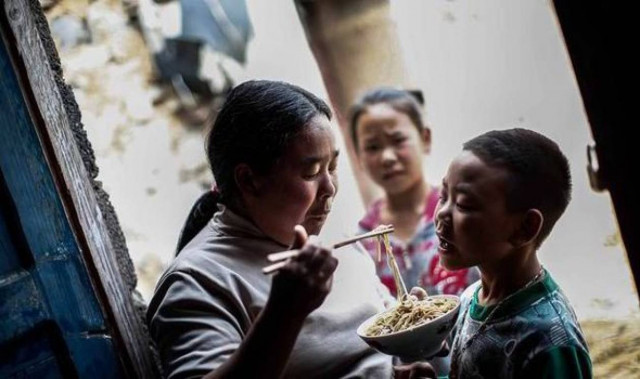 Κίνα: Πατέρας αυτοκτόνησε για να μην μείνουν αμόρφωτα τα παιδιά του