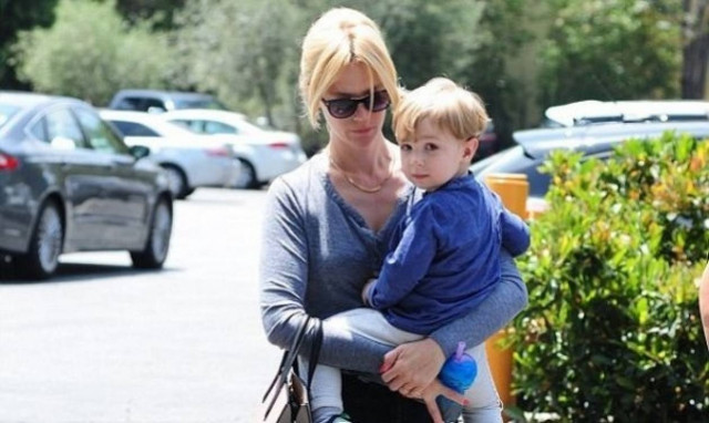 Η Τζανουάρι Τζόουνς βόλτα με τον 2χρονο γιο της
