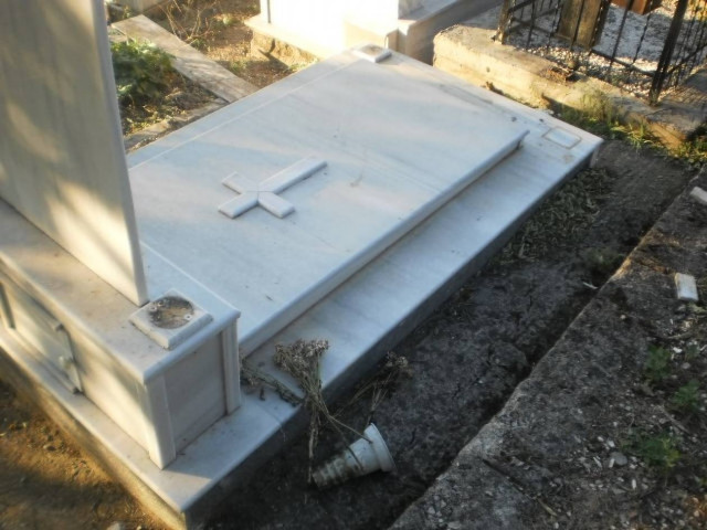 Φθιώτιδα: Επιδρομή βανδάλων στο νεκροταφείο της Υπάτης