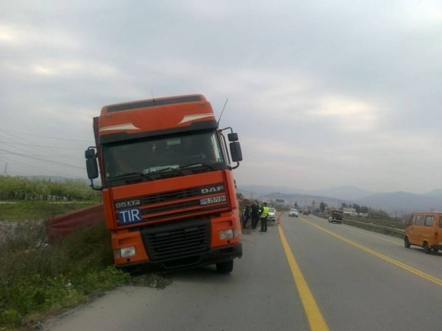 Κρήτη: «Δίπλωσε» η νταλίκα και ο δρόμος γέμισε με… ντομάτες (pic)