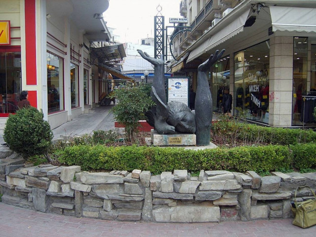 Θεσσαλονίκη: Κατάθεση στεφάνων στο μνημείο του Λαμπράκη