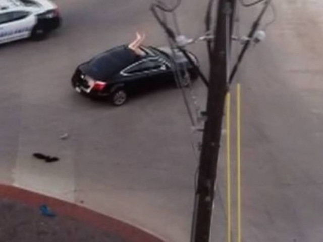 Βίντεο: Εκεί που οδηγούσε της ήρθε ουρανοκατέβατος ένας... γυμνός άνδρας!