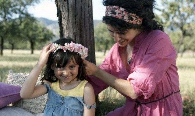 Φτιάξτε μόνες σας υπέροχα διακοσμητικά λουλούδια για τις πιάστρες των μαλλιών