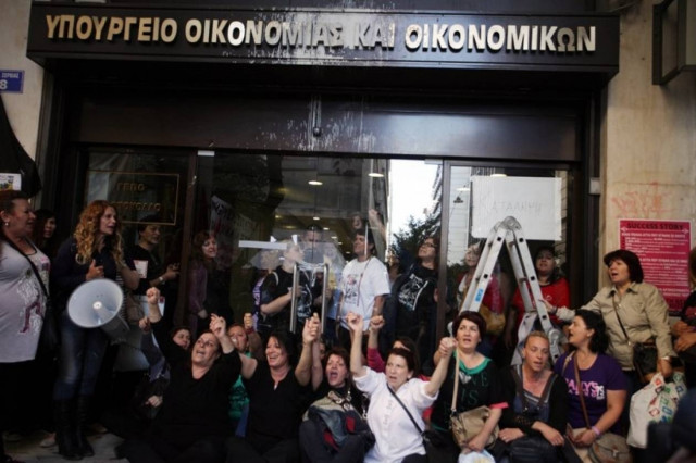 Επανατοποθετούνται προσωρινά οι καθαρίστριες στο ΥΠΟΙΚ