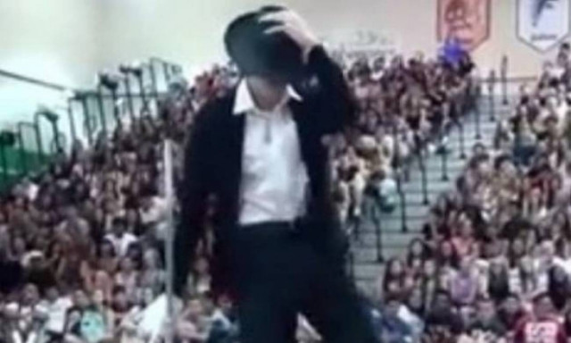 Ο πιτσιρικάς που σαρώνει στο YouTube μιμούμενος τον Μάικλ Τζάκσον